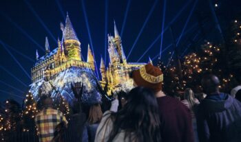 Universal Orlando Resort revela todas las experiencias de su celebración de fin de año 01_Christmas in The Wizarding World of Harry Potter