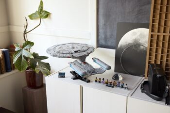 Emprende un viaje galáctico: LEGO revela el LEGO Icons Star Trek U.S.S. Enterprise NCC-1701-D 10356_Lifestyle_Envr_01