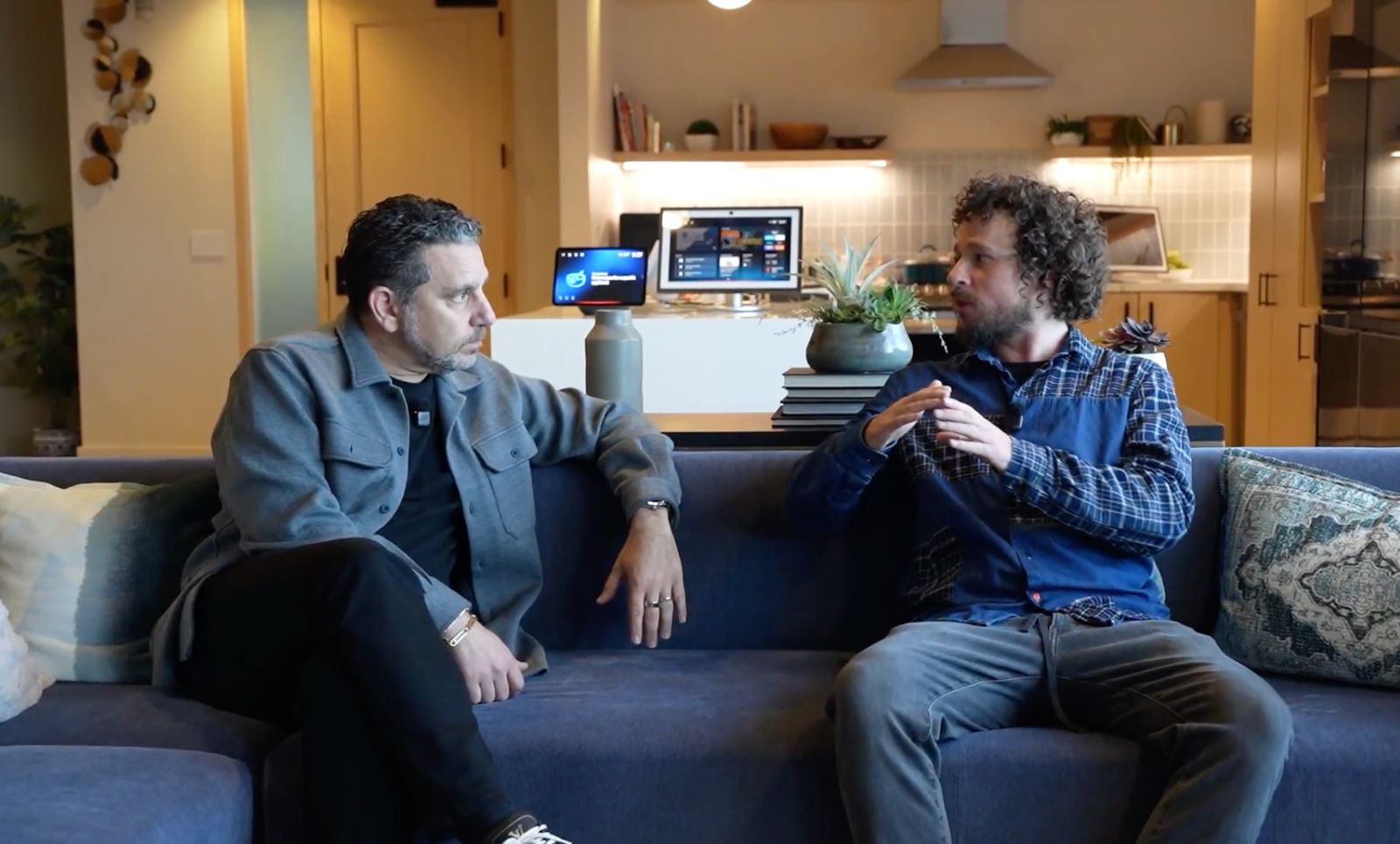 Luisito Comunica junto al equipo de Amazon presentando Alexa Plus México con IA generativa en Seattle